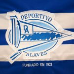 Bandera con parche del Deportivo Alavés